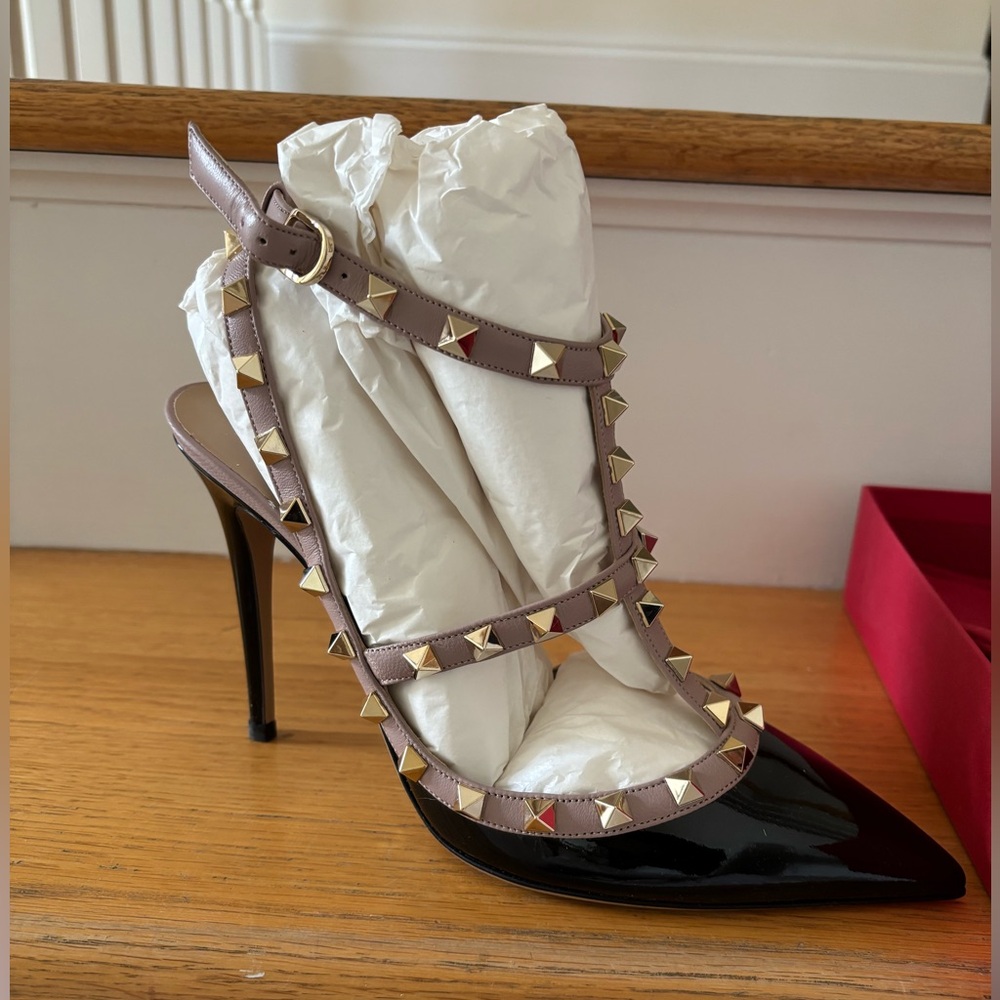 Valentino Garavani Rockstud Caged 100 Patent Ankle Strap Pump. Size 39. New!